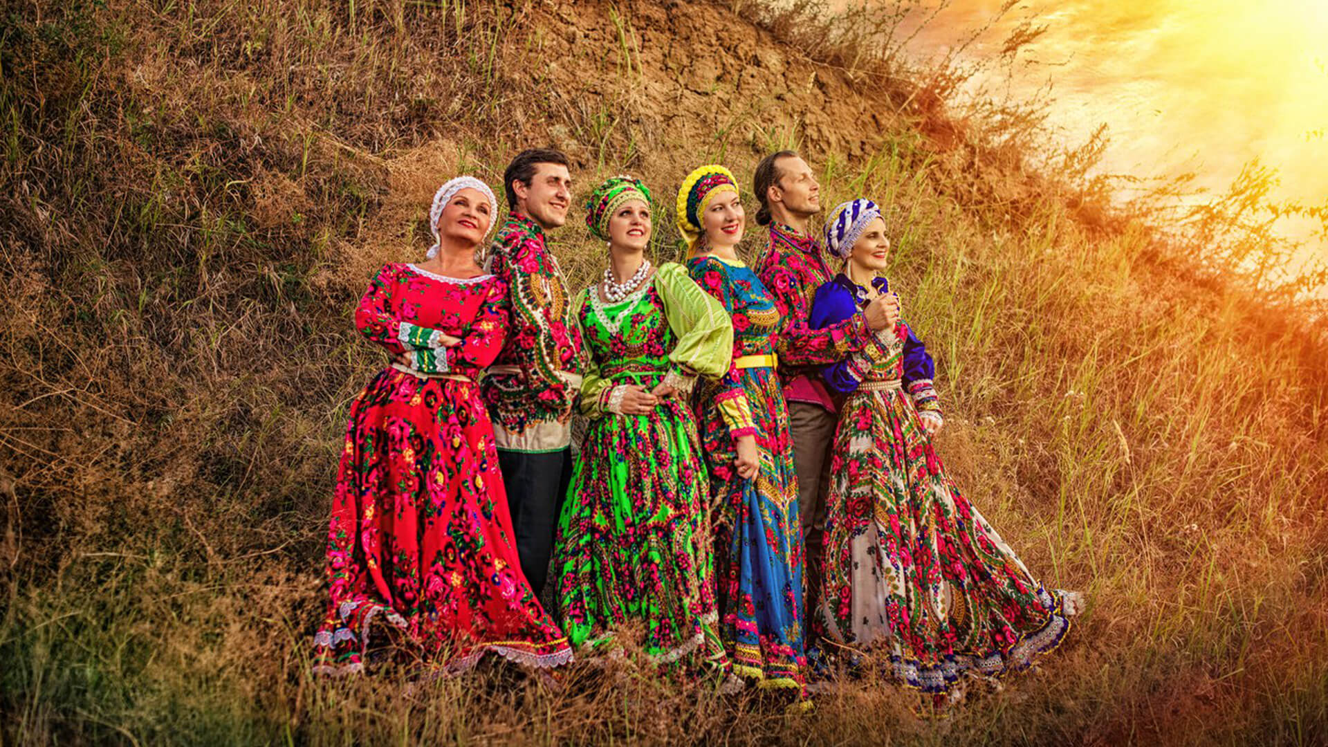 Сайт русские песни. Фольклор. Русский народный костюм. Фотосессия ансамбля в народных костюмах на природе. Костюмы для коллективов из русских народных платков.